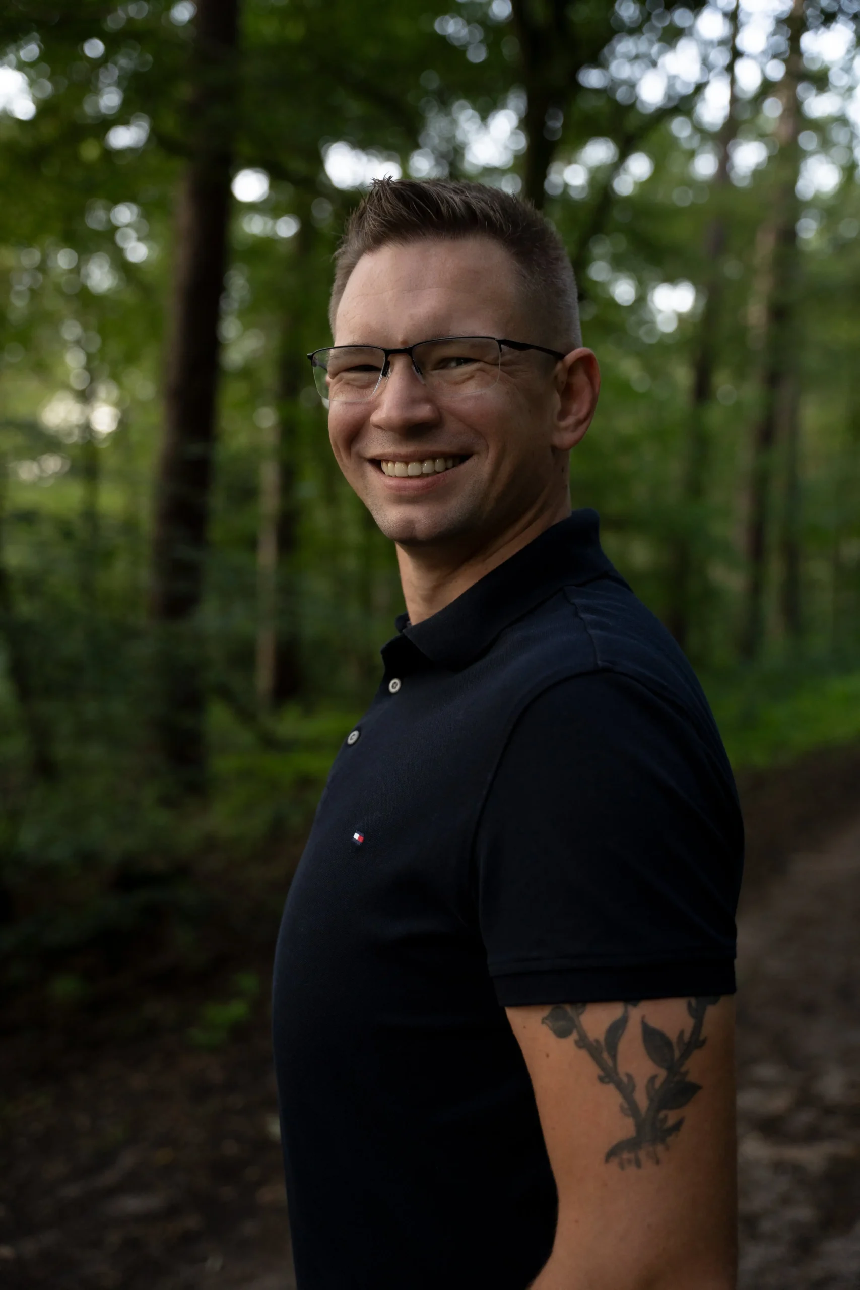 Beziehungscoach und Paarberater Martin Sosnowski lächelt dich an. Er trägt ein blaues Polo-Shirt und eome randlose Brille.